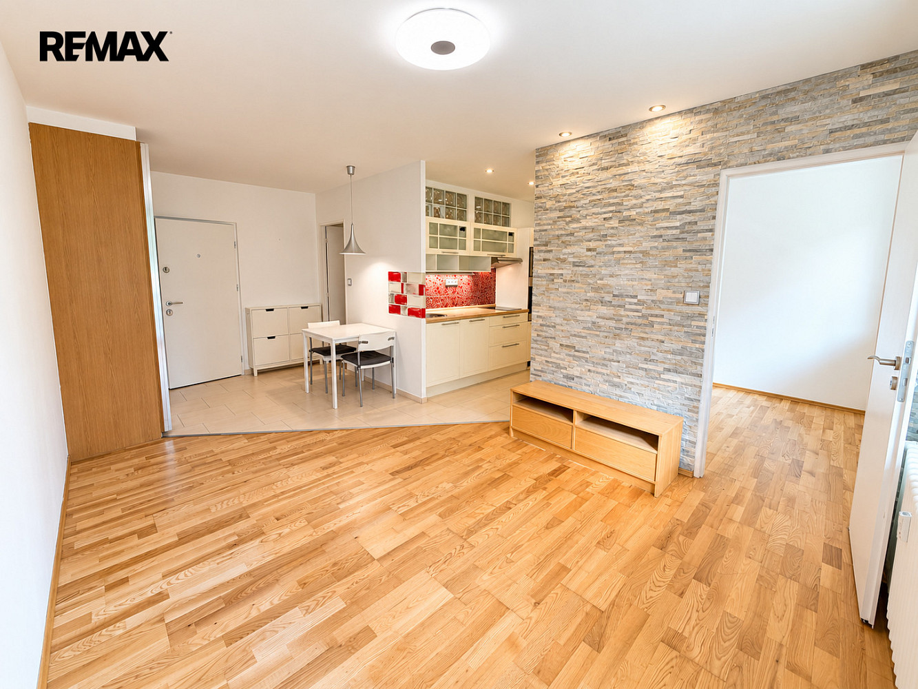 Pronájem bytu 2+kk 38 m² – fotografie 3