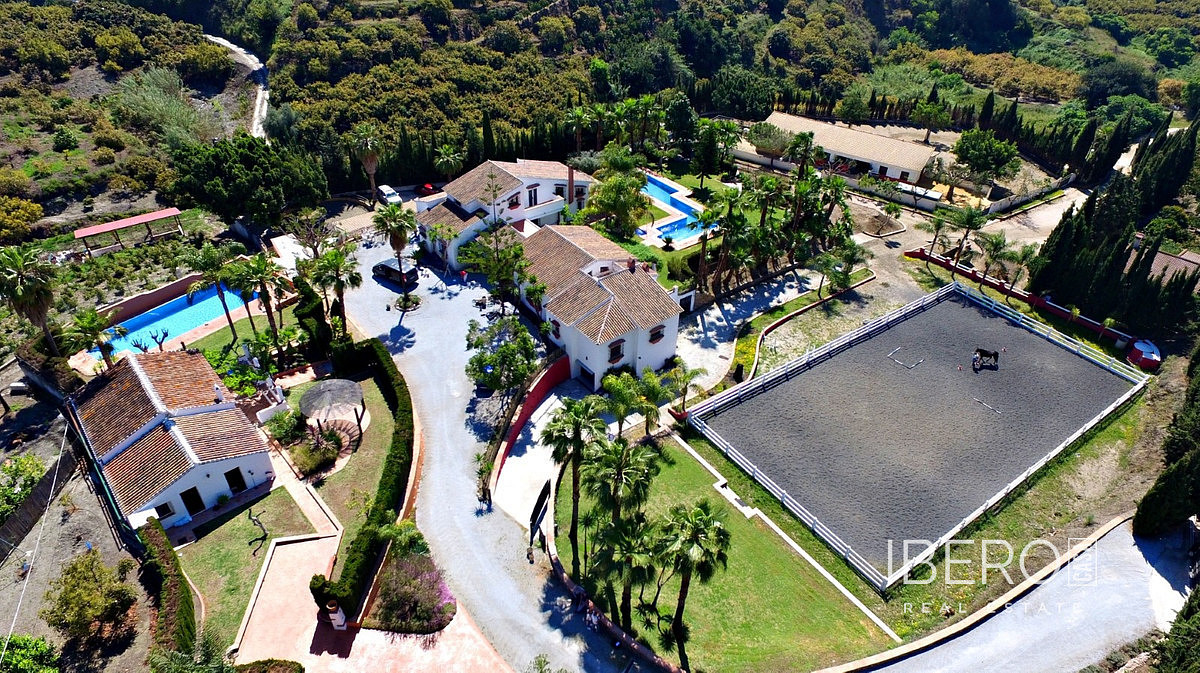 Prodej domu 1 600 m² s pozemkem 16 000 m²