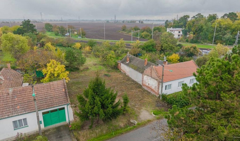 Prodej stavebního pozemku 1 387 m², Hrušky – náhled fotky 3