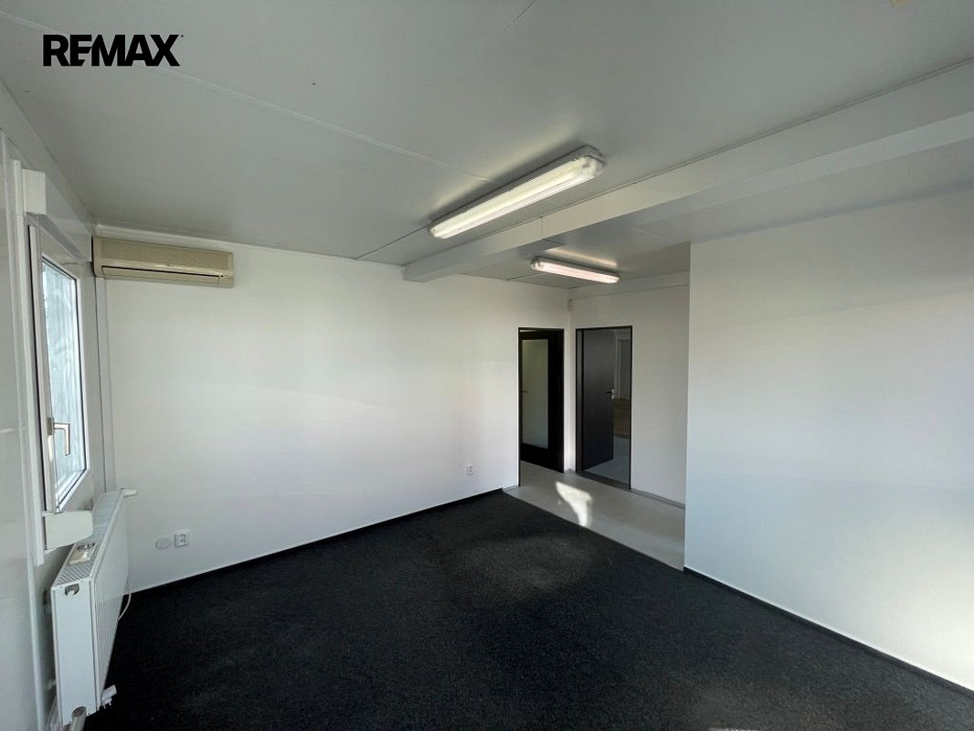 Pronájem obchodních prostor 165 m² - Більше