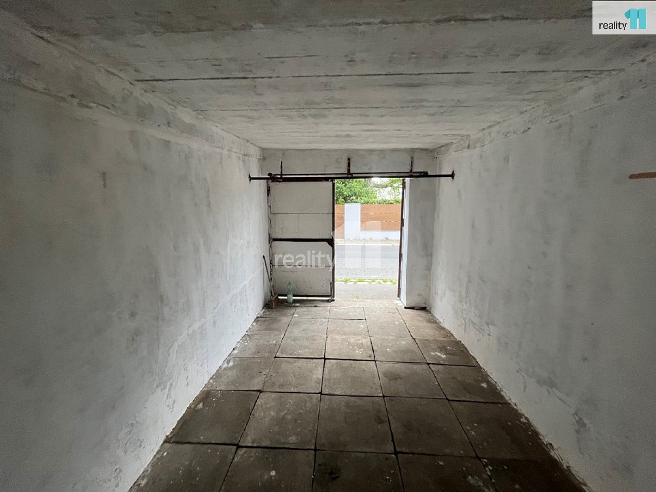 Prodej garáže 17m2 u glinkově ulici, praha 6 dejvice — photo 4