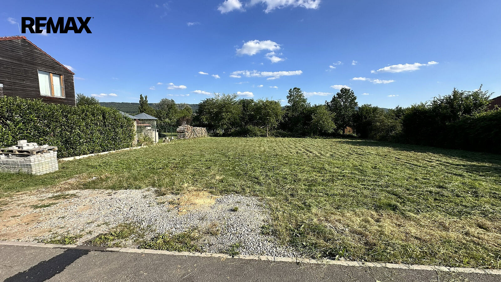 Prodej stavebního pozemku 981 m² – fotografie 2