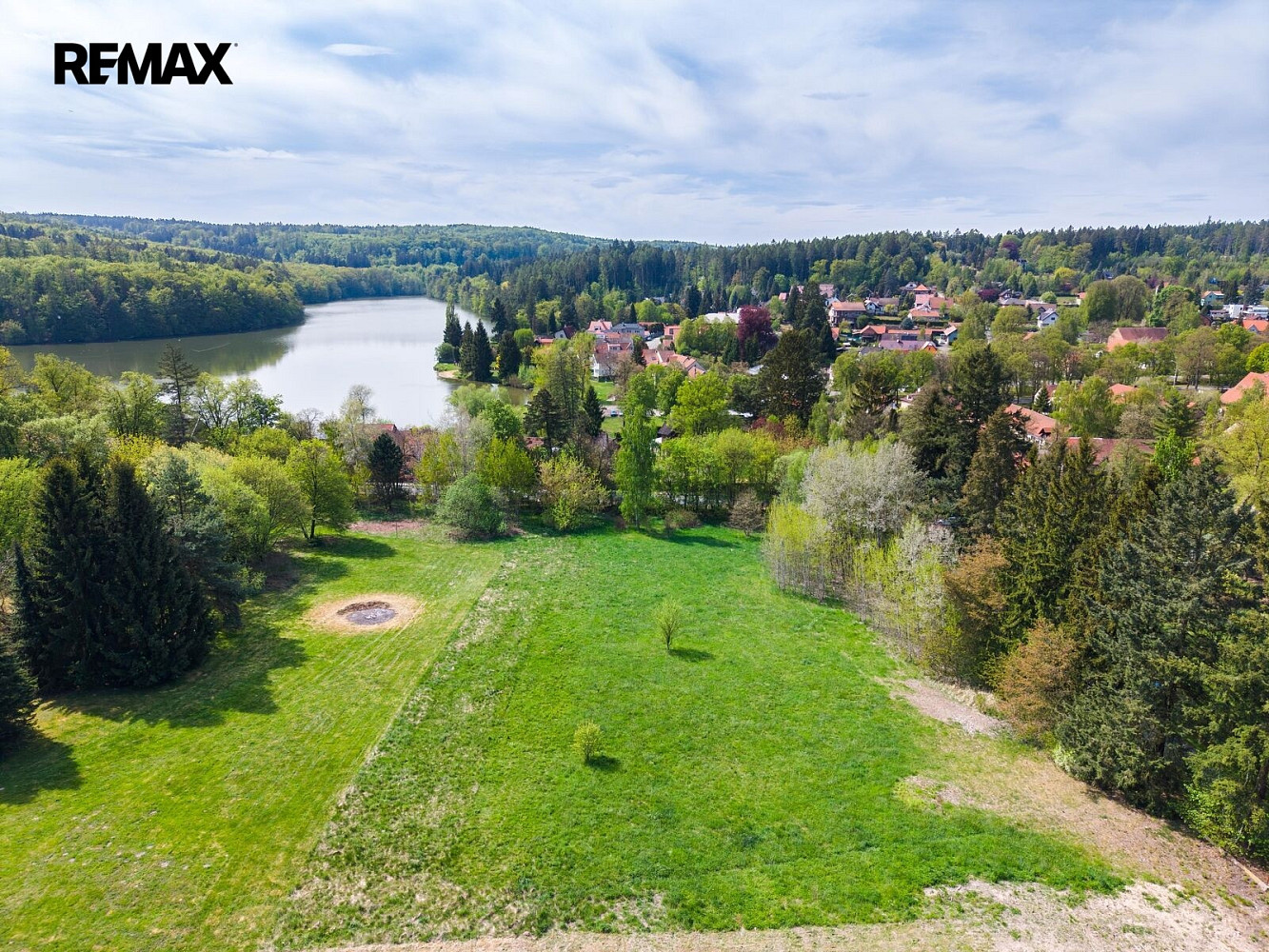 Výjimečný stavební pozemek v Jevanech u Prahy jen 140 m od vody – pohled 5