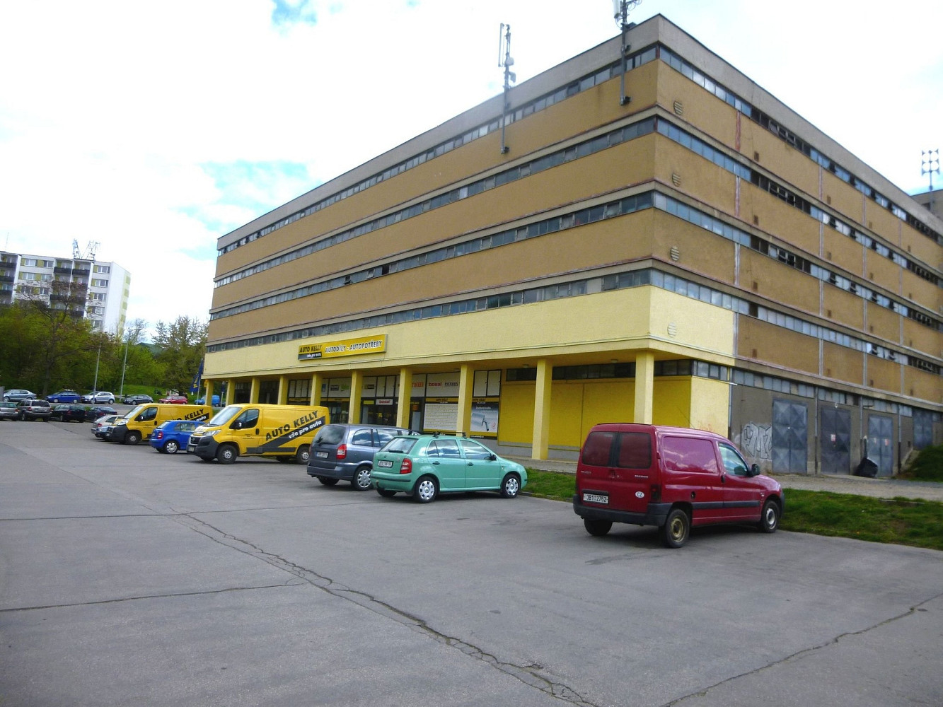 Pronájem garážového stání v parkovacím domě (12 m2), ul. Loosova, Brno - Lesná