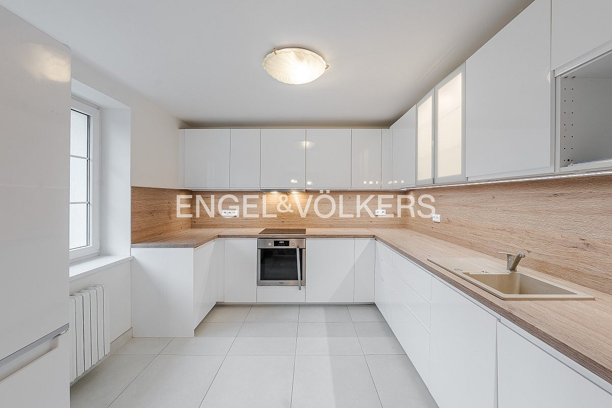 Pronájem domu 350 m² s pozemkem 761 m² — photo 2