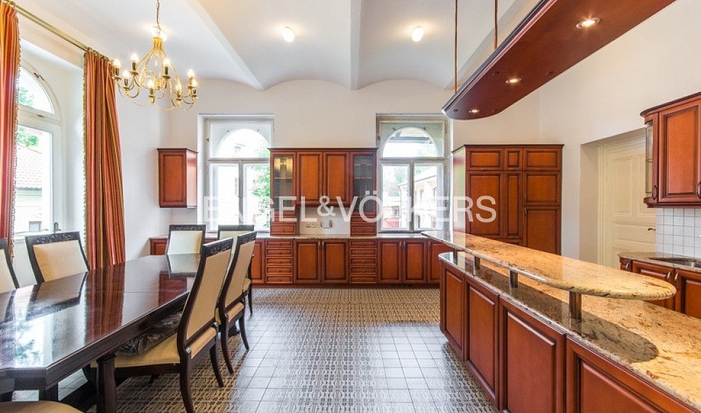 Pronájem domu 827 m² s pozemkem 7 900 m², Praha – náhled fotky 2
