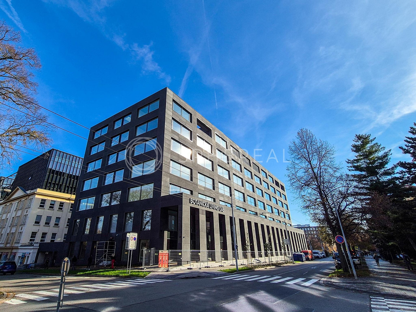 Pronájem kanceláře 1 800 m²