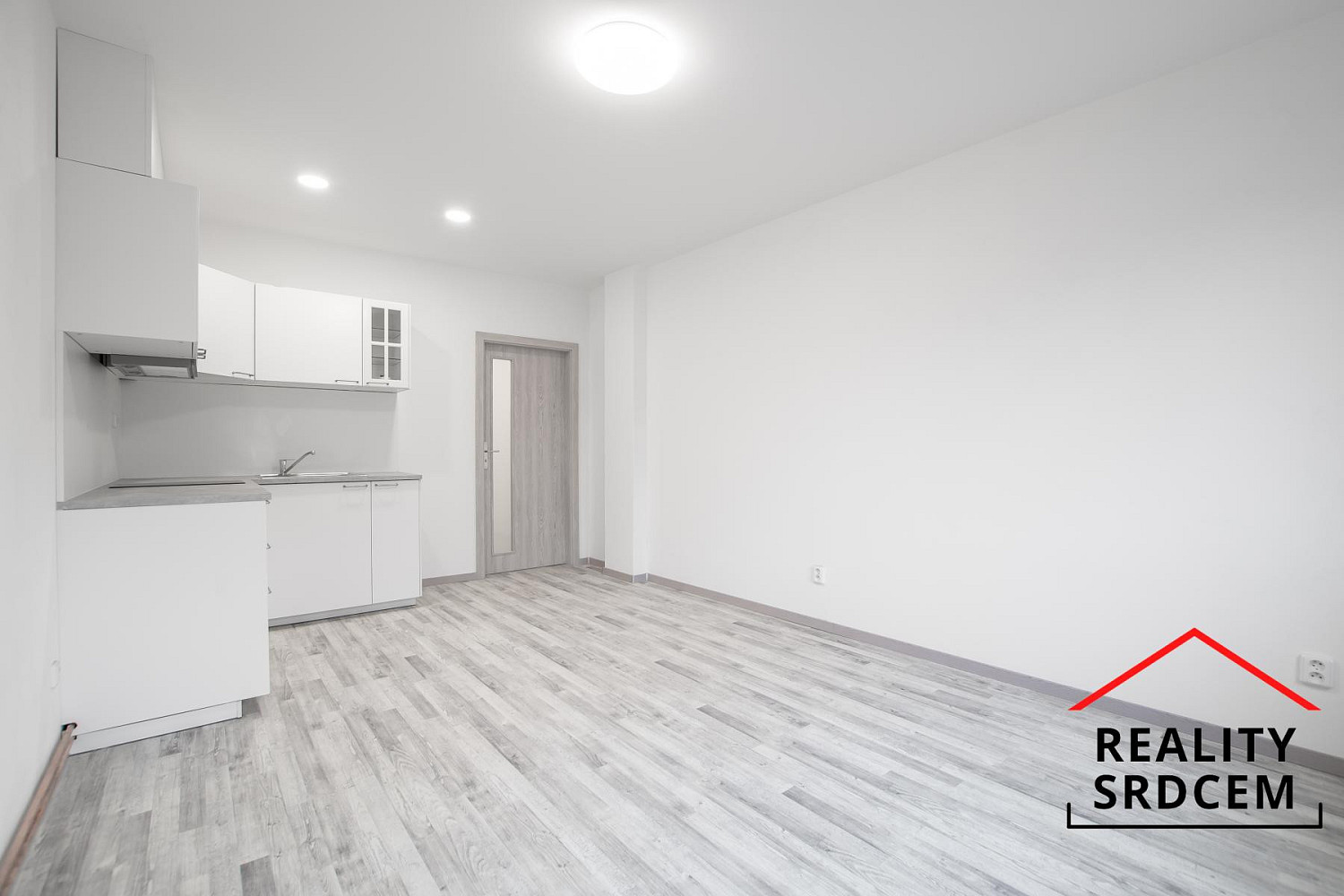 Pronájem bytu 1+kk 28 m² – fotografie 4