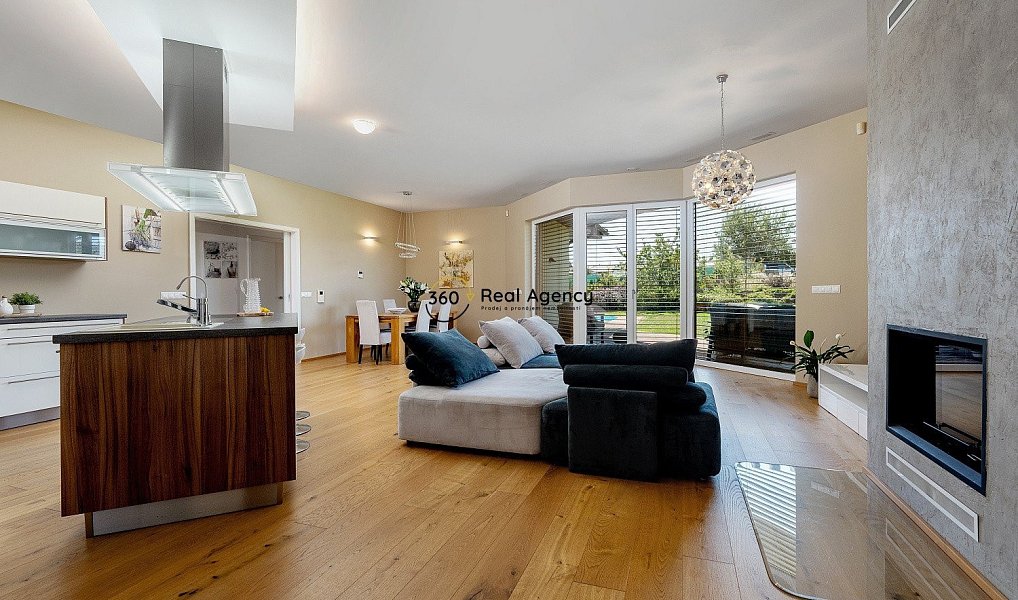 Prodej domu 214 m² s pozemkem 1 240 m², Trnová – náhled fotky 2