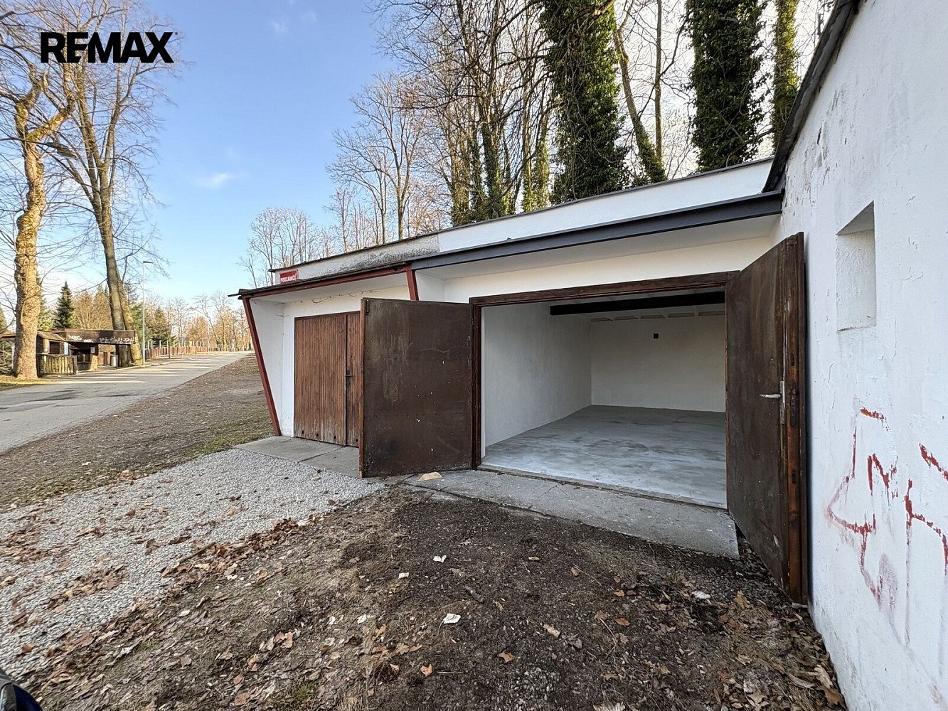 Prodej garáže Vimperk, zastavěná plocha 21 m2. Garáž se nachází nad hřbitovem směrem k zámku.