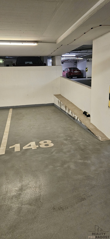 Pronájem garážového stání 13,5 m2, ul. u mlýnského kanálu, praha 8 - karlín