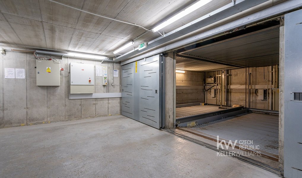 Pronájem garážového stání 11 m2, Praha – náhled fotky 2