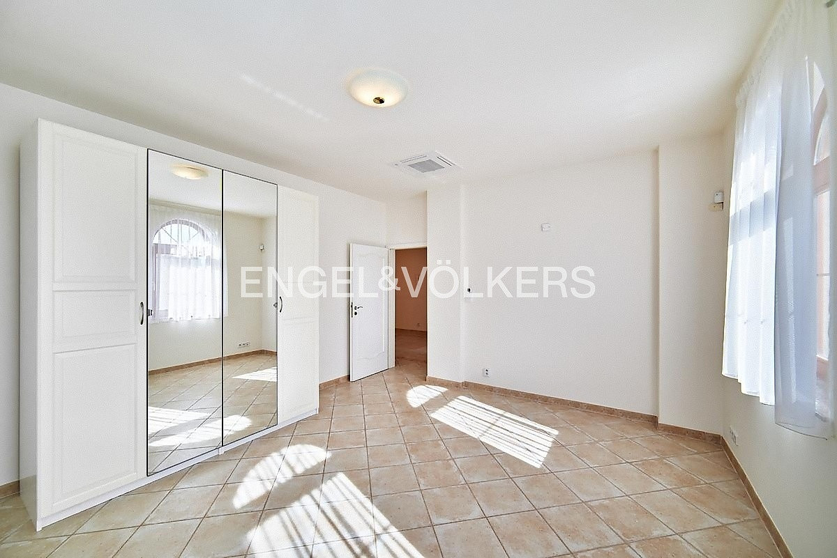 Pronájem domu 243 m² s pozemkem 718 m² – pohled 4