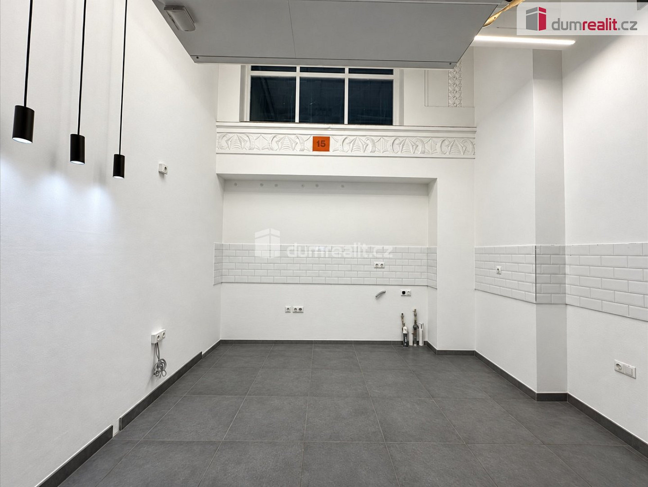 Pronájem obchodních prostor 14 m²