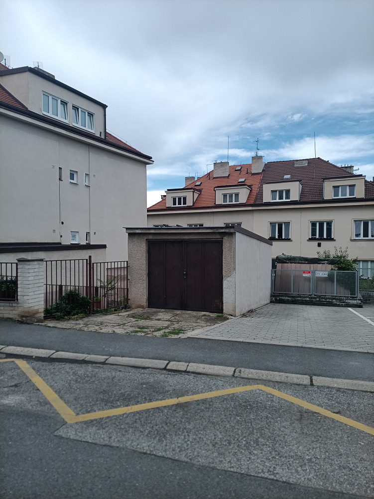 Nabízíme k prodeji garáž v klidné části obce v praze - michli