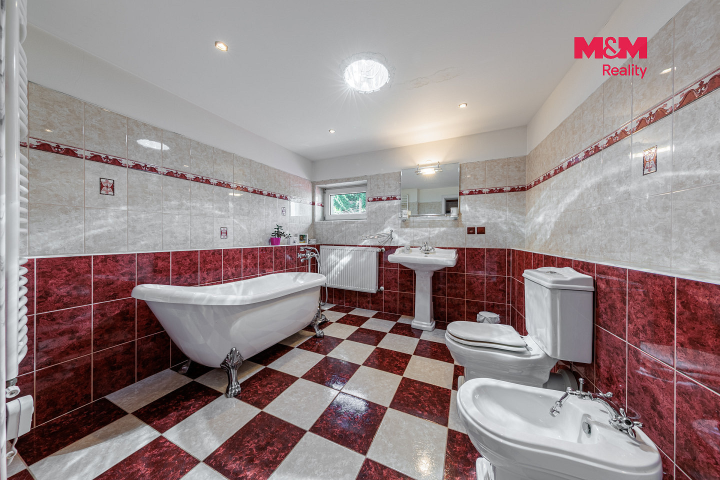 Prodej domu 300 m² s pozemkem 384 m² – fotografie 2
