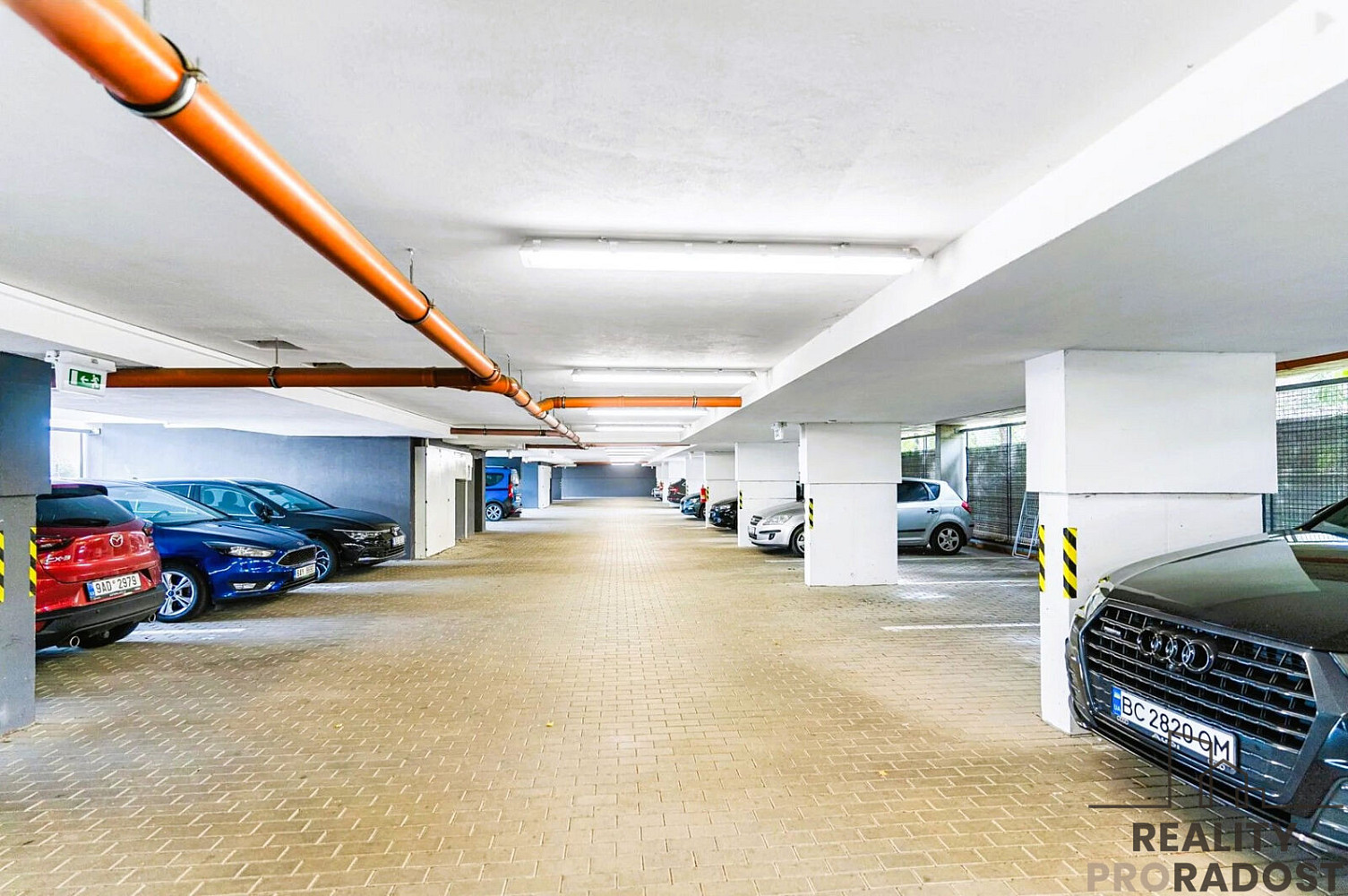 Pronájem garážového stání 15 m2 Letovská, Praha - Letňany