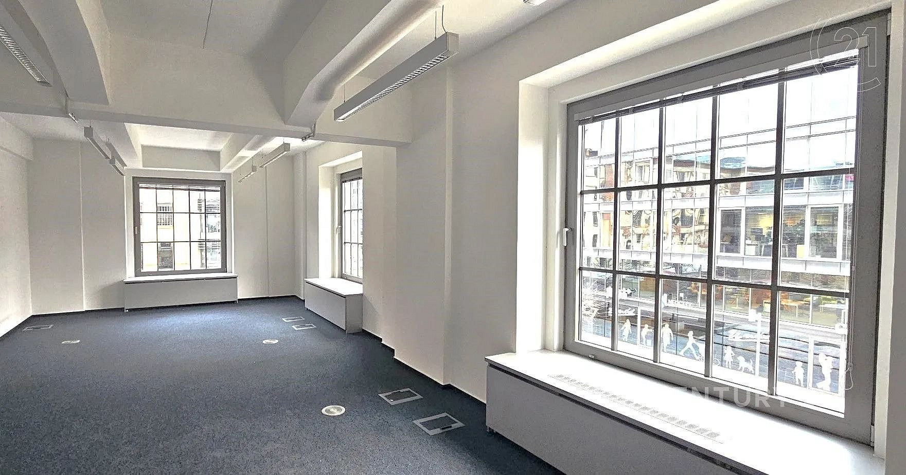 Pronájem kanceláře 369 m² — photo 3