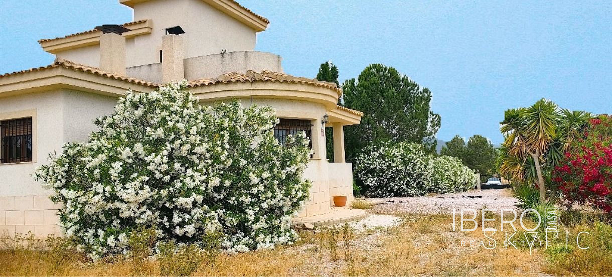 Prodej domu 179 m² s pozemkem 12 000 m²