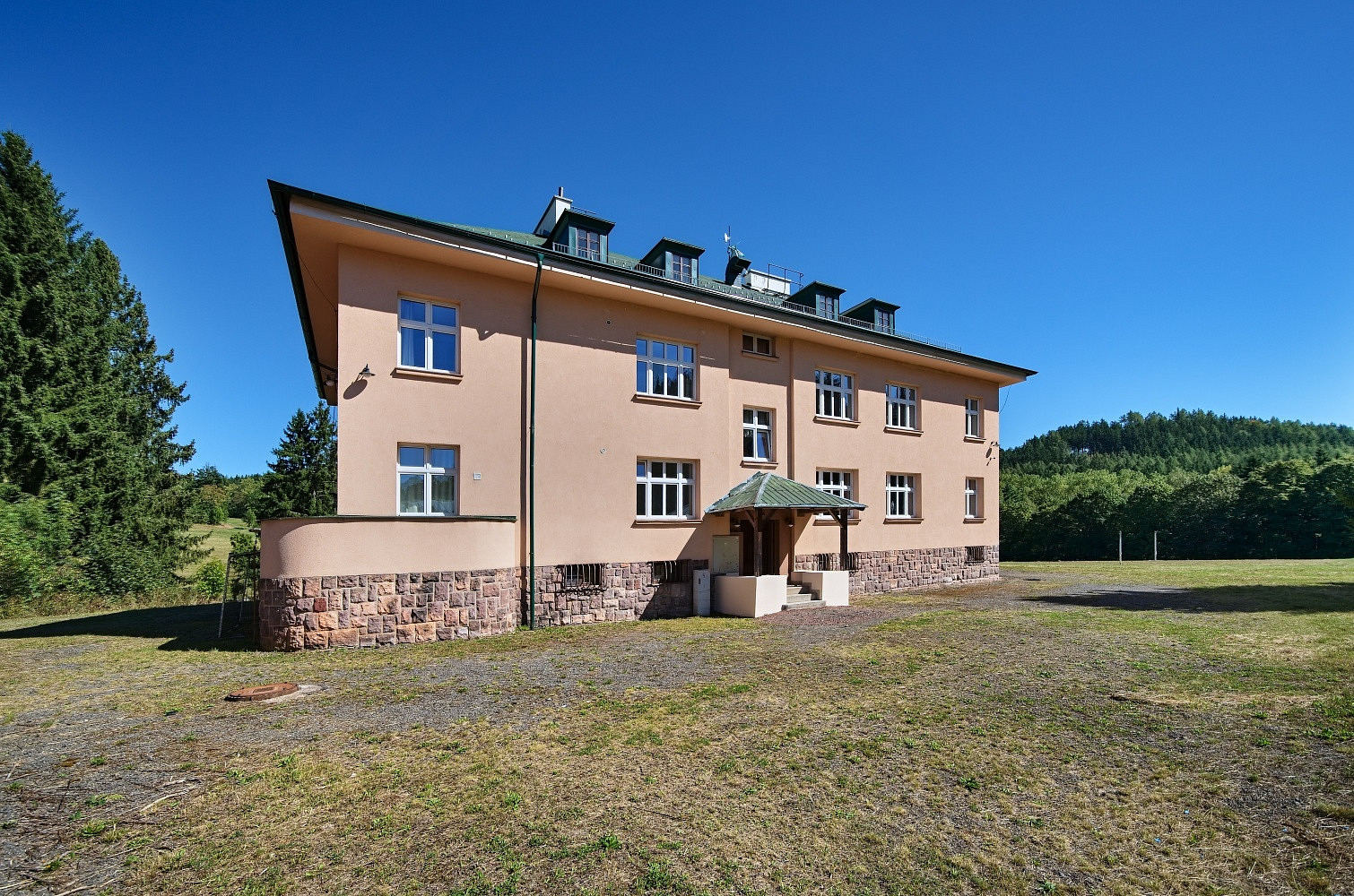 Prodej ubytovacího objektu 1 333 m² – fotografie 3