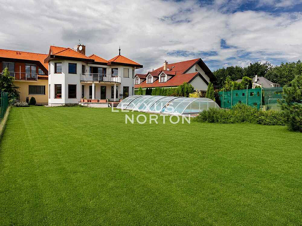 Pronájem domu 450 m² s pozemkem 820 m²