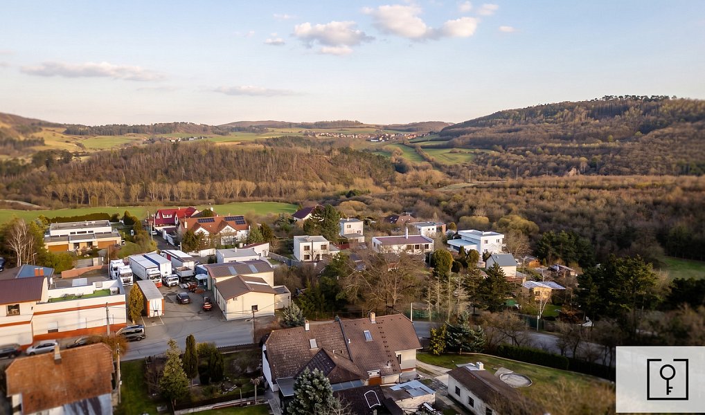 Prodej stavebního pozemku 1 748 m², Králův Dvůr – náhled fotky 6
