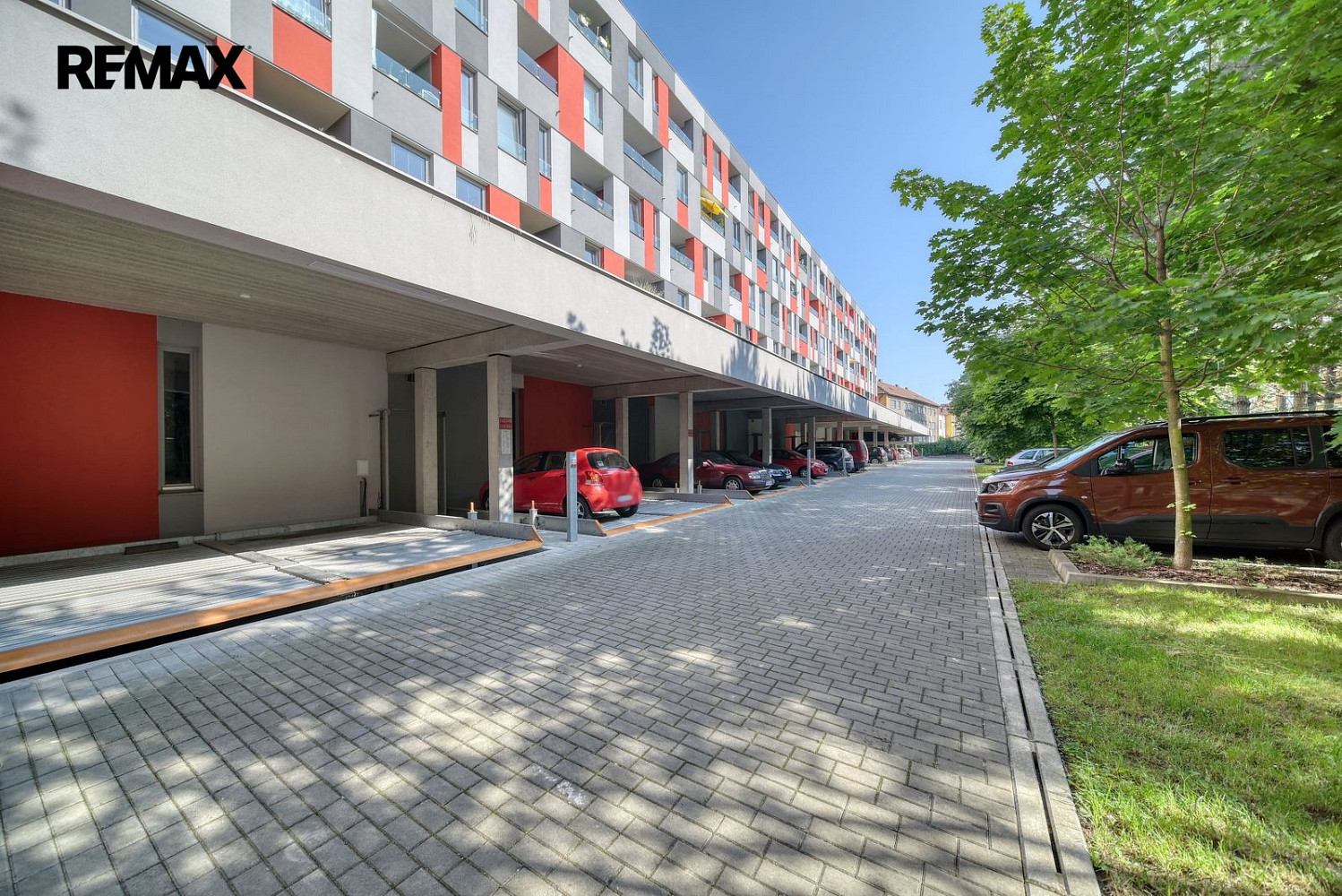 Pronájem parkovacího stání v bytovém domě planets kolín, roháčova ulice — photo 3