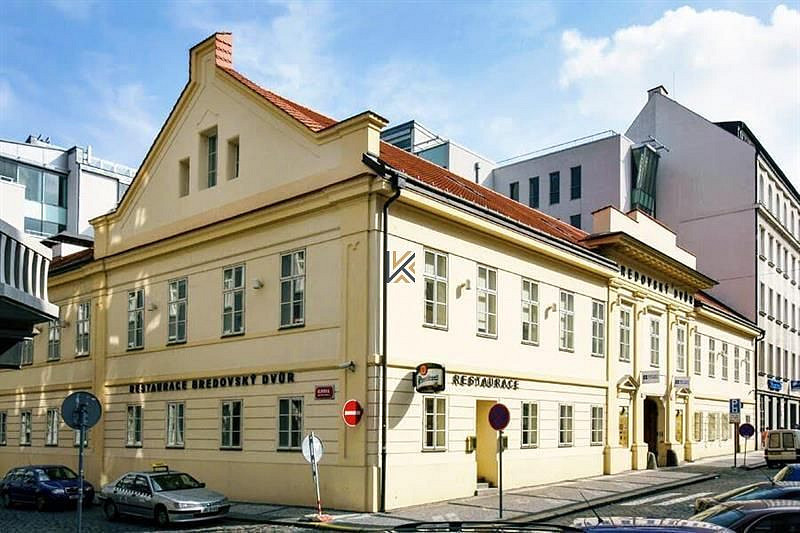 Pronájem kanceláře 300 m²