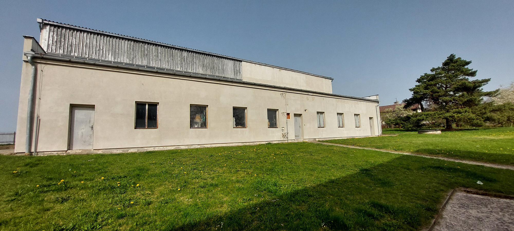Pronájem komerčního objektu (jiného typu) 1 000 m² – fotografie 2