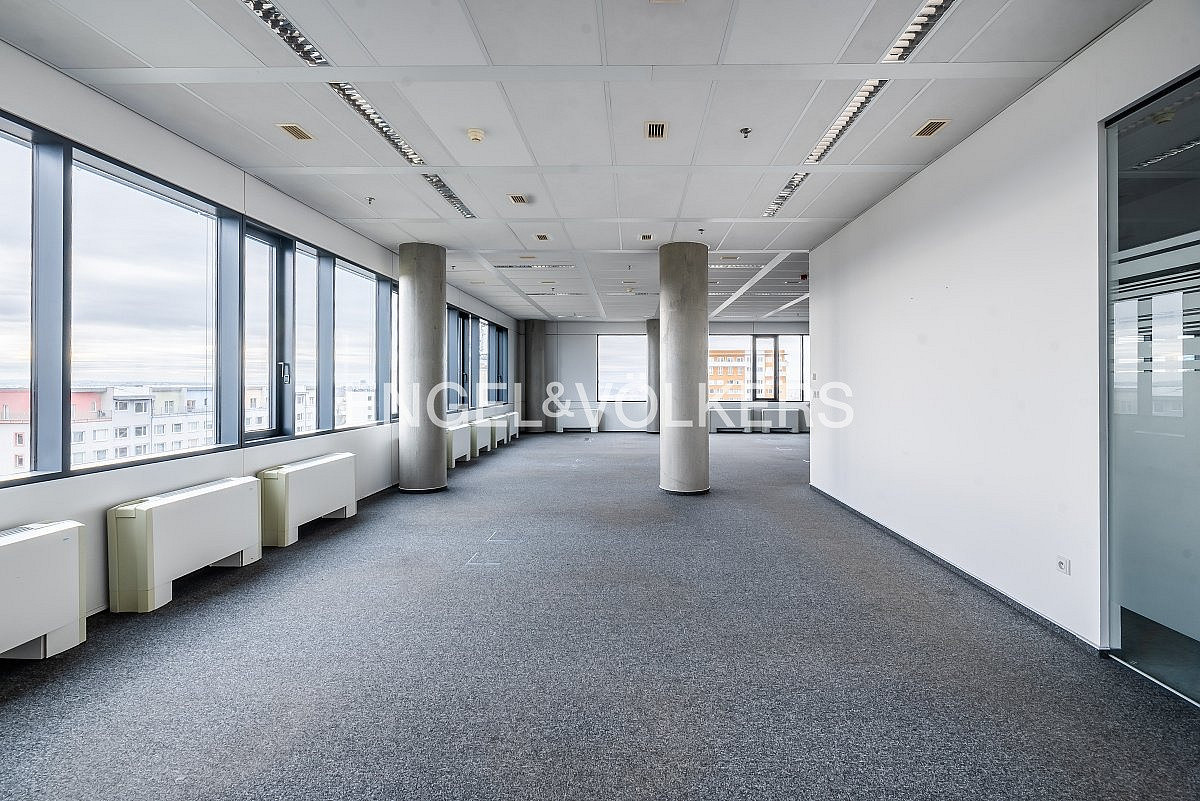 Pronájem kanceláře 606 m² – fotografie 3