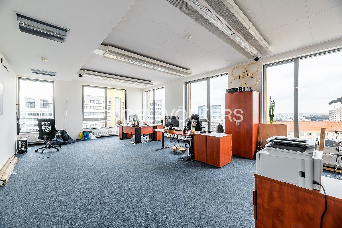 Pronájem kanceláře 531 m² – fotografie 2