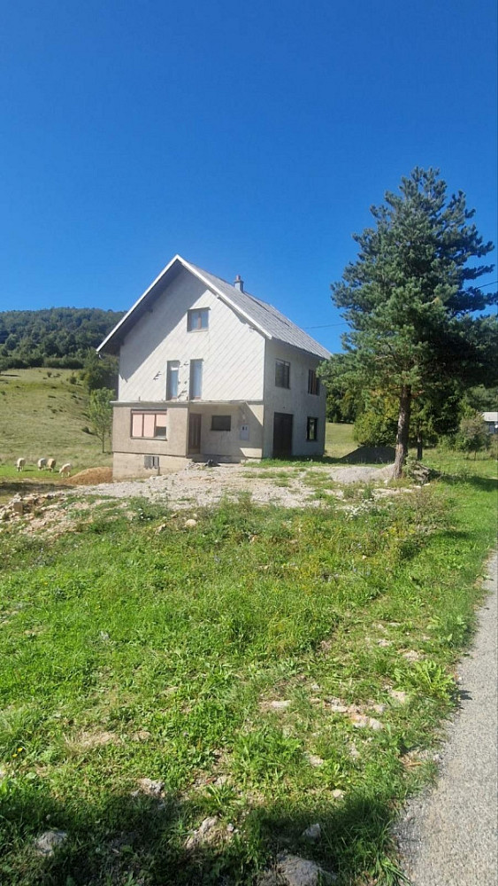 Prodej domu 180 m² s pozemkem 3 097 m²