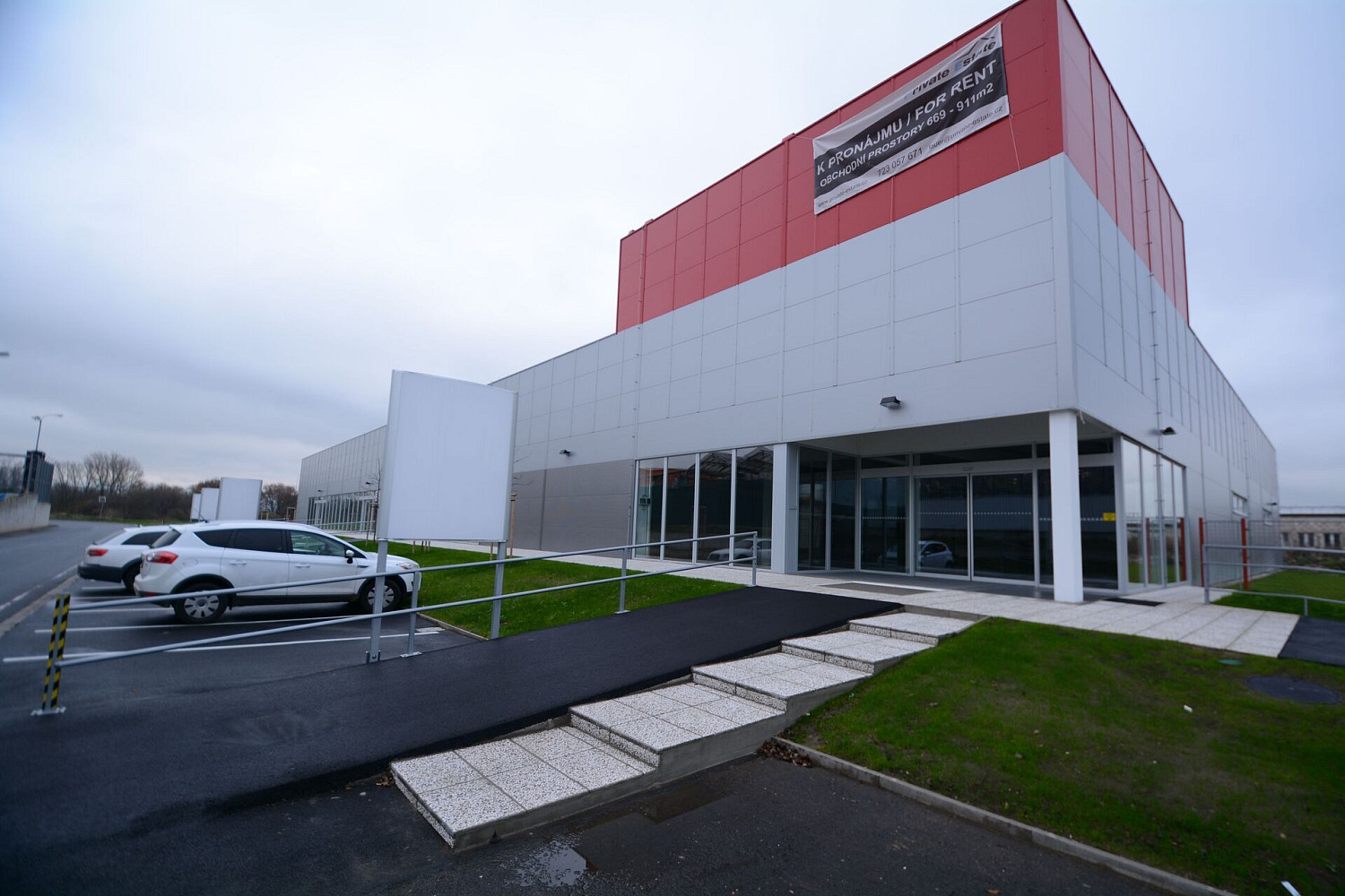 Pronájem obchodních prostor 698 m²