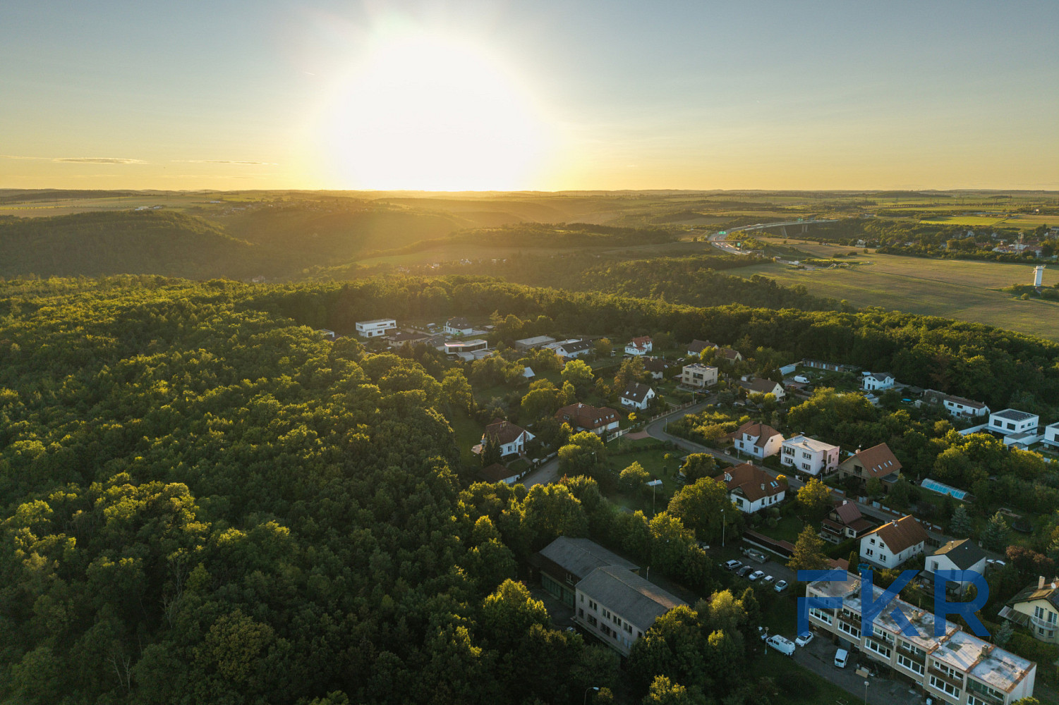 Prodej stavebního pozemku 886 m² – pohled 2