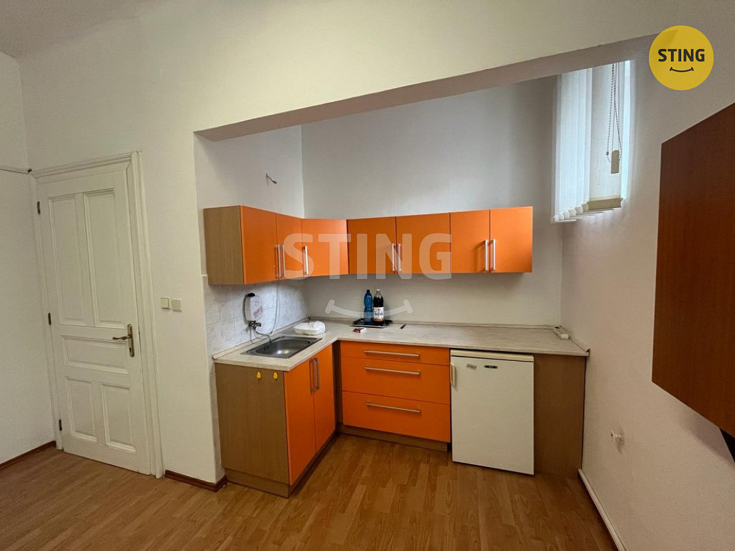 Pronájem kanceláře 90 m² – fotografie 3