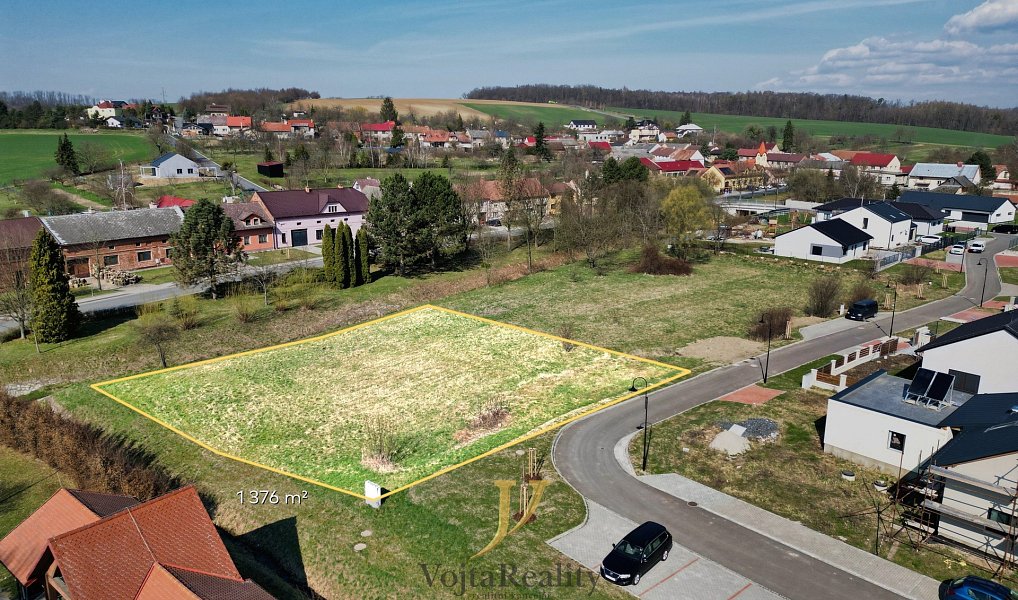 Prodej stavebního pozemku 1 376 m², Hradčany – náhled fotky 2
