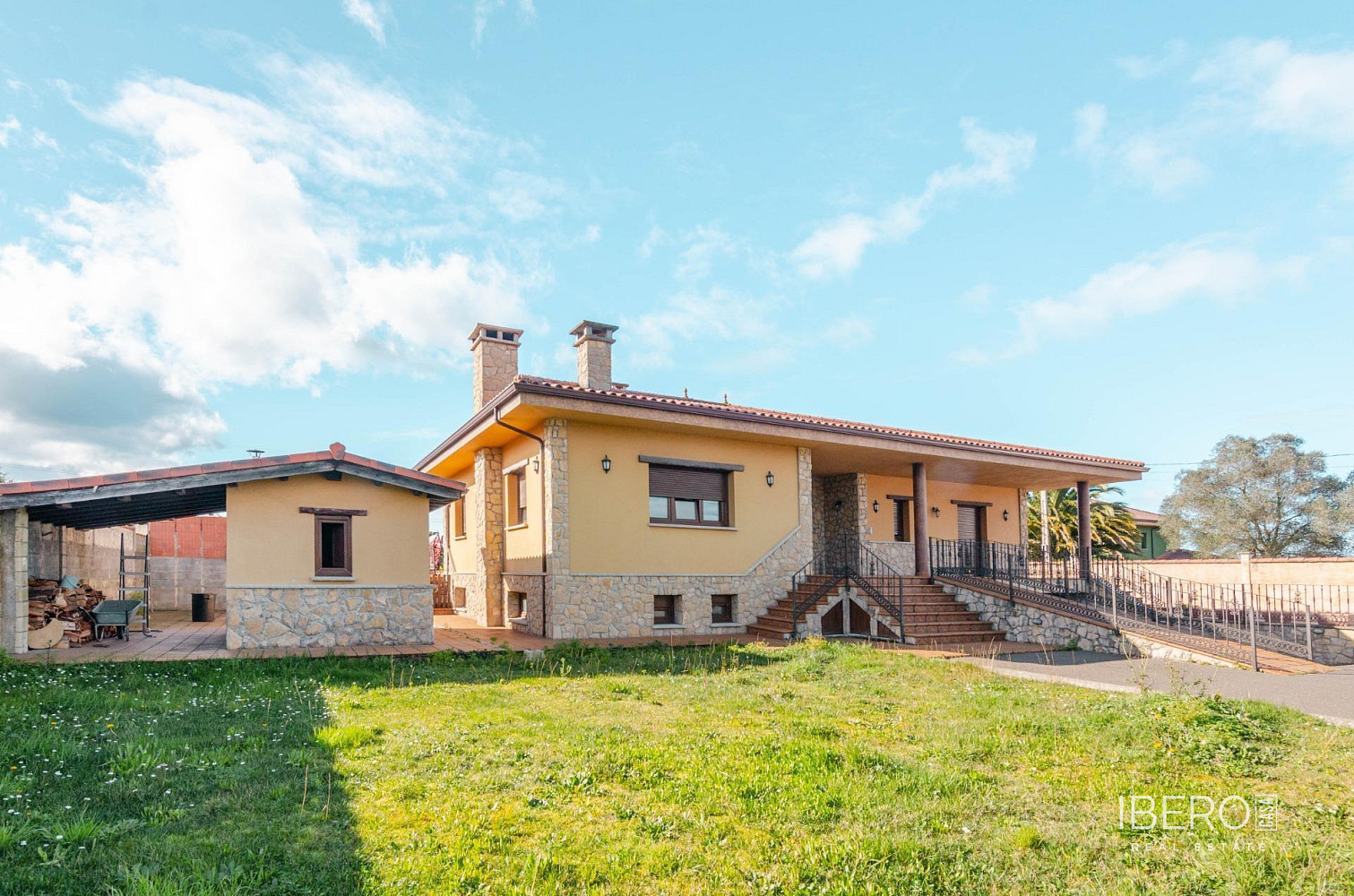 Prodej domu 2 348 m² s pozemkem 2 000 m² — photo 2