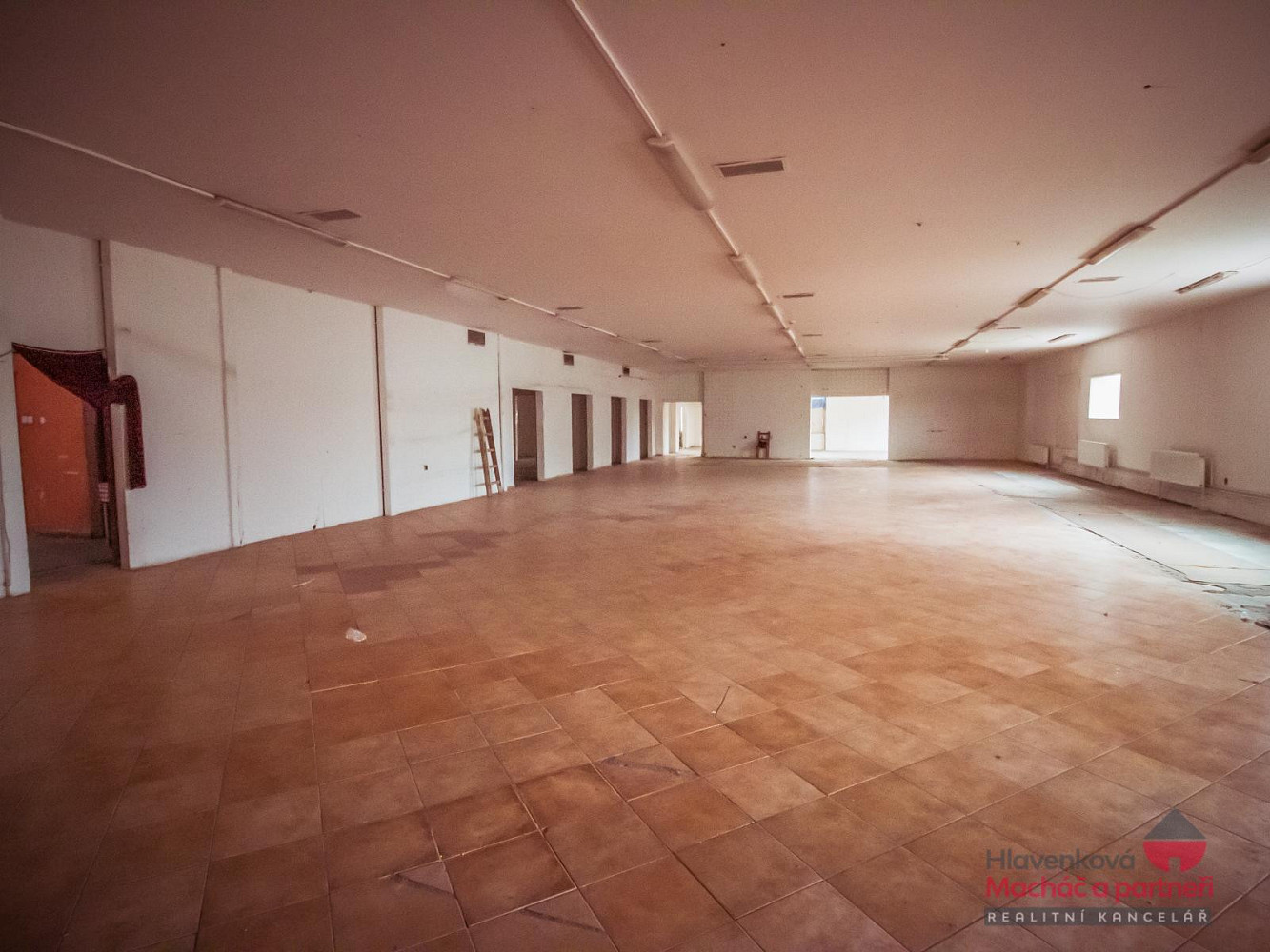 Pronájem komerčního objektu (jiného typu) 1 120 m² – pohled 2