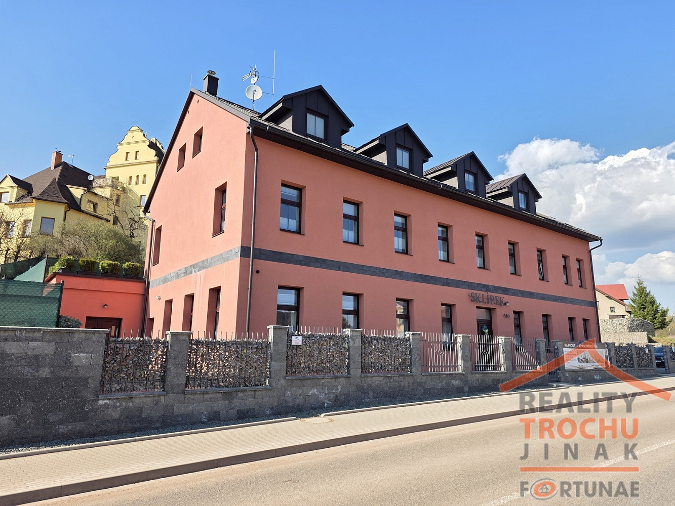 Prodej komerčního objektu (jiného typu) 715 m²