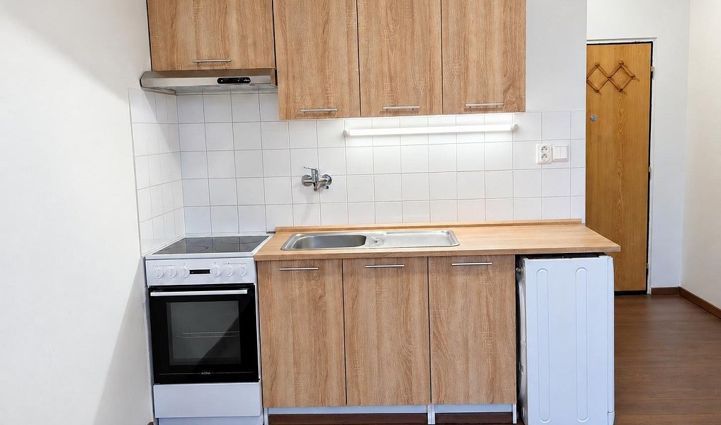 Pronájem bytu 1+kk 21 m², náměstí 9. května, Chodov, okres Sokolov