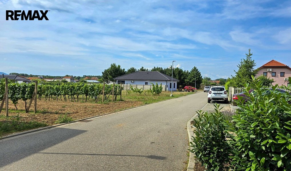 Prodej stavebního pozemku 845 m², Ivaň – náhled fotky 3