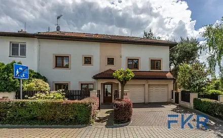 Prodej domu 242 m² s pozemkem 397 m², Listopadová, Praha 9 - Dolní Počernice