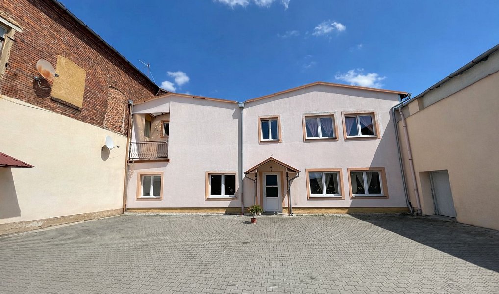 Pronájem domu 450 m² s pozemkem 1 m², Cheb – náhled fotky 2