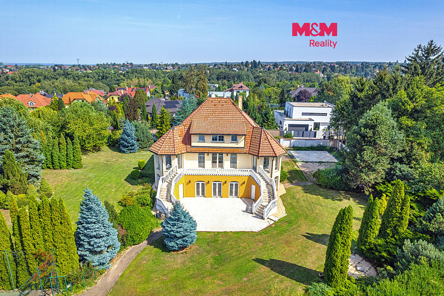 Pronájem domu 395 m² s pozemkem 2 640 m²