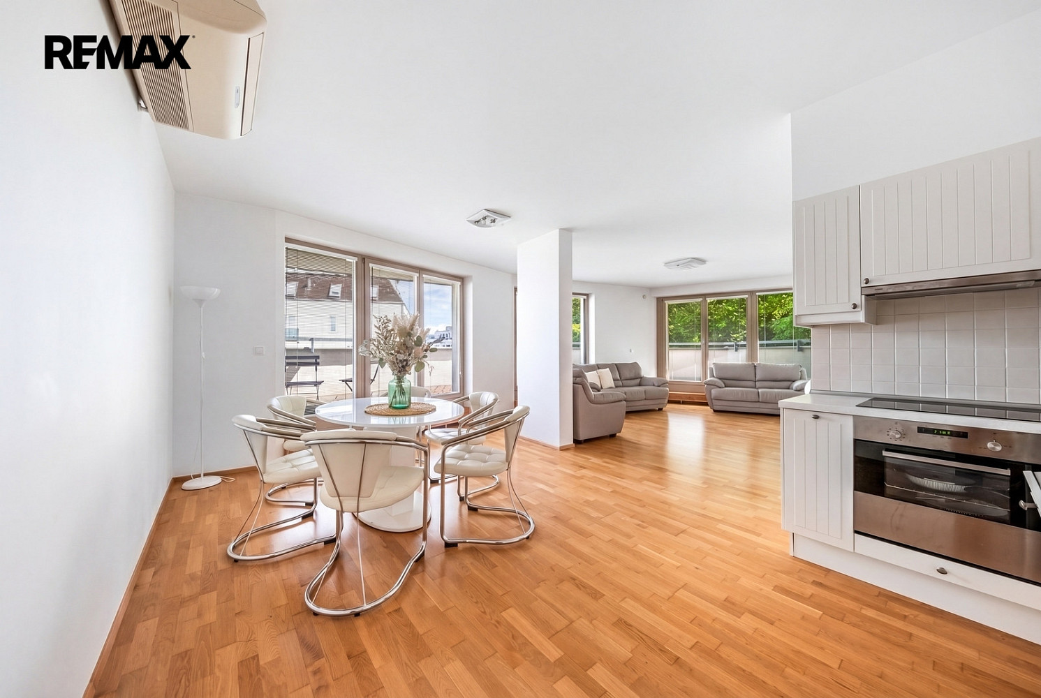Pronájem bytu 4+kk 116 m² — photo 3