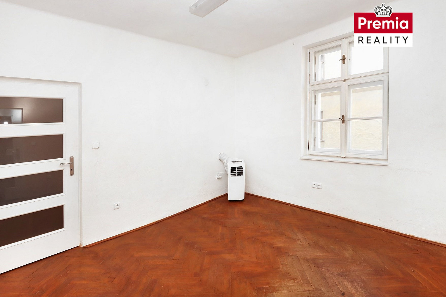 Pronájem kanceláře 70 m² – fotografie 3