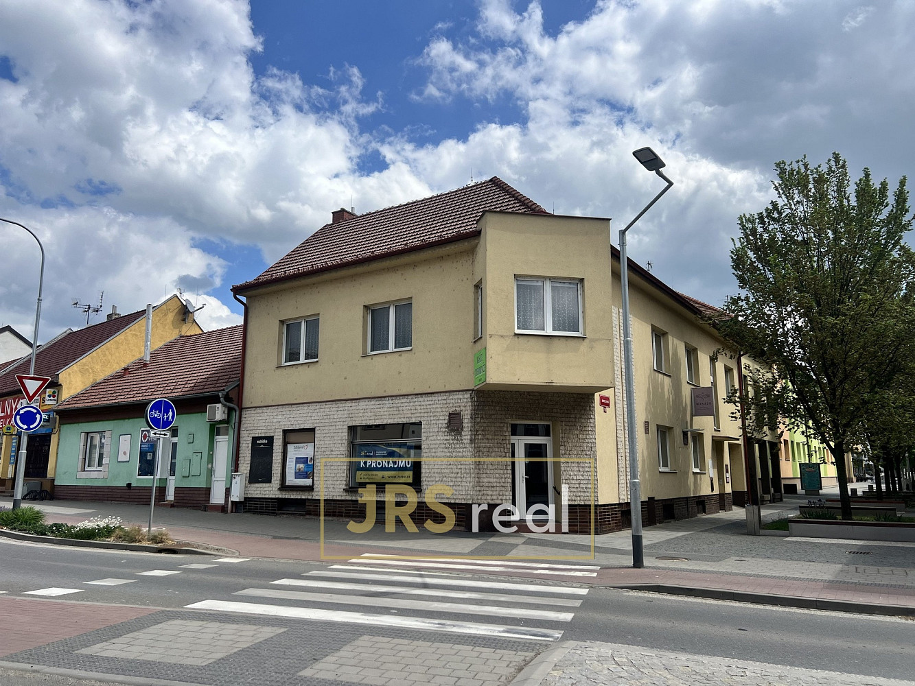 Pronájem obchodních prostor 143 m²