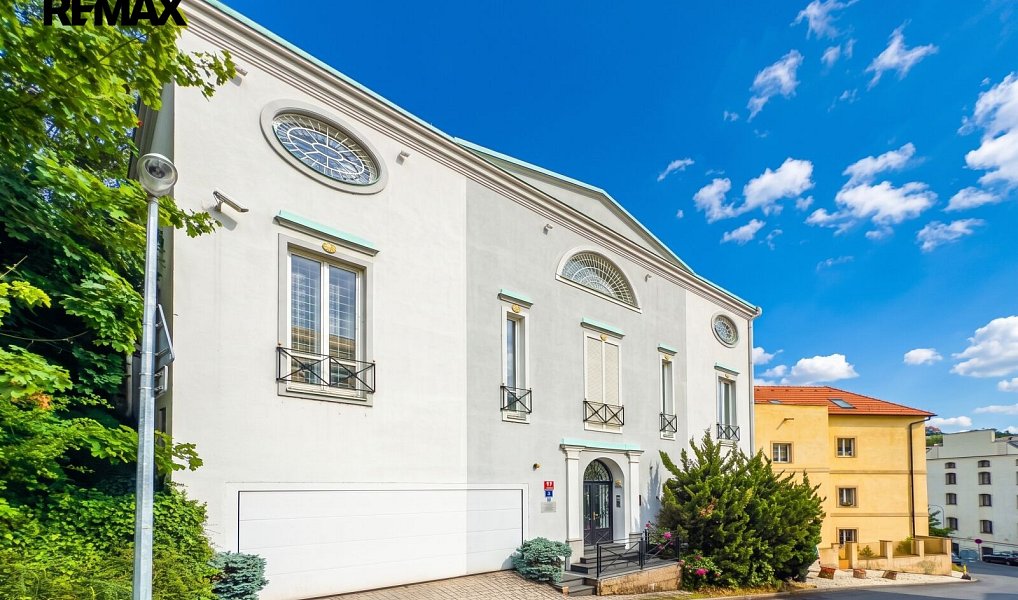 Prodej domu 333 m² s pozemkem 218 m², Praha – fotka 1 z 48