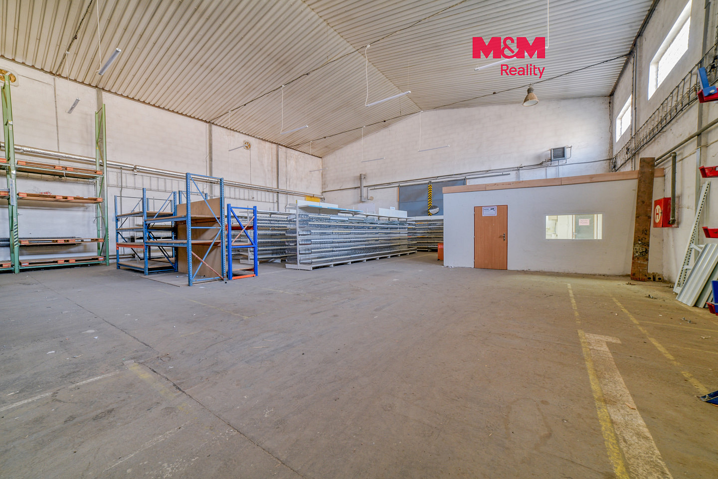 Pronájem obchodních prostor 425 m²
