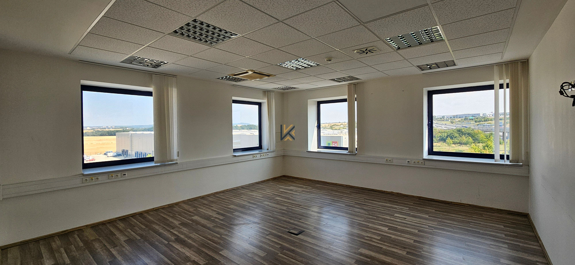 Pronájem kanceláře 555 m² – další
